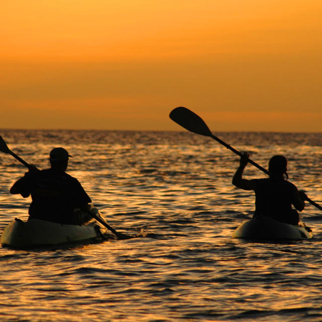 Deux Kayak Au Coucher Du Soleil