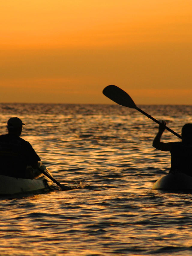 Deux Kayak Au Coucher Du Soleil