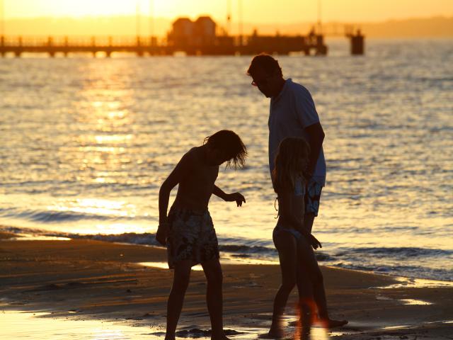 Coucher De Soleil Famille Plage