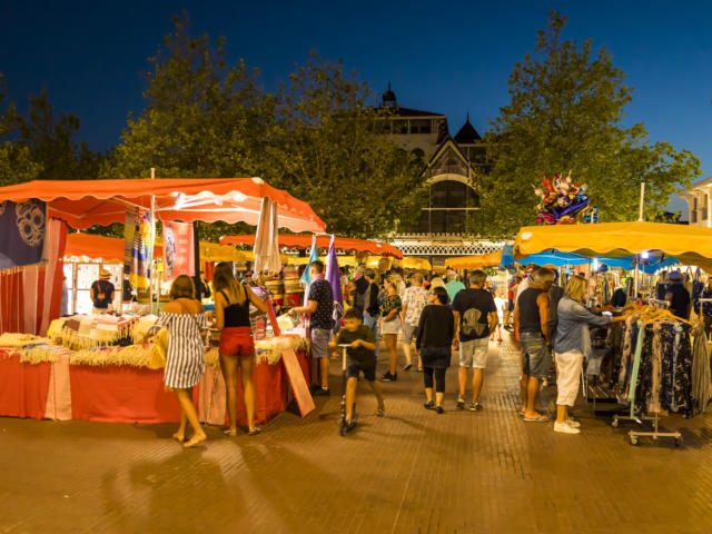 Marché nocturne estival