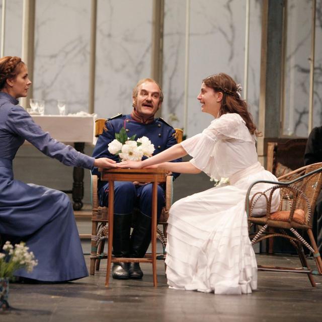 LES TROIS SOEURS de Anton Tchekhov, mise en scene de  Alain Francon, a la Comedie Francaise du 22 mai au 16 juillet 2010. Avec: Elsa Lepoivre, Florence Viala, Georgia Scalliet,  Michel Vuillermoz.