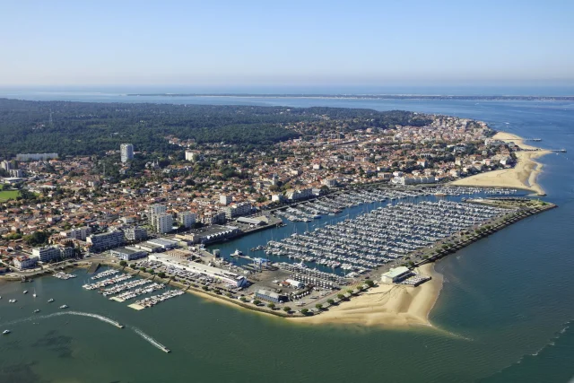 Gironde (33): Le port de la ville d'Arcachon. Vue aerienne.